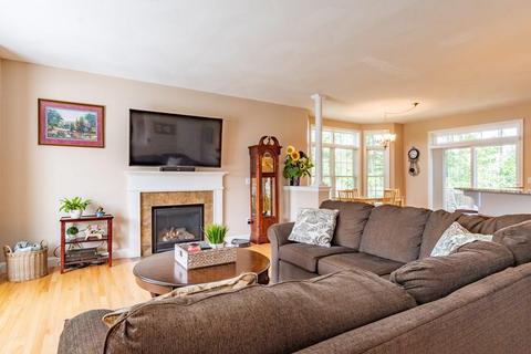 8 Crown Ct, Epping, NH 03042 photo 4