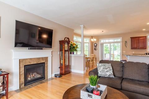8 Crown Ct, Epping, NH 03042 photo 5
