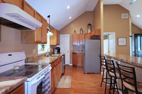 46 Brighton St, Springfield, MA 01118 photo 5