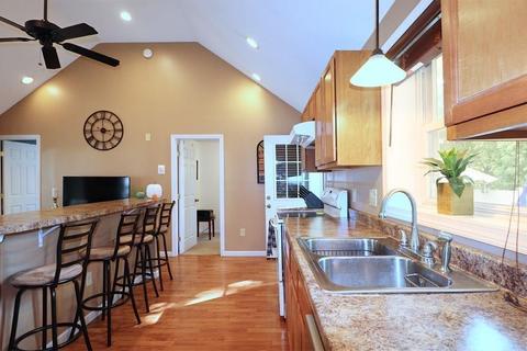 46 Brighton St, Springfield, MA 01118 photo 6