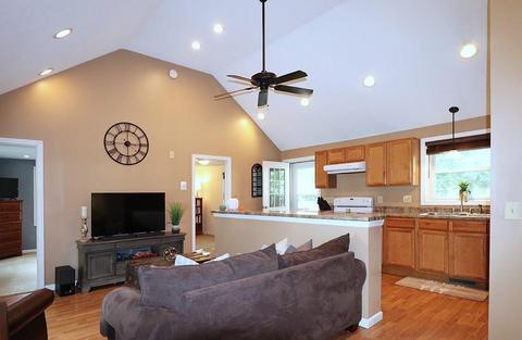 46 Brighton St, Springfield, MA 01118 photo 4