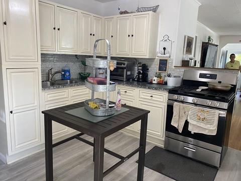 76 Barber St, Springfield, MA 01109 photo 1