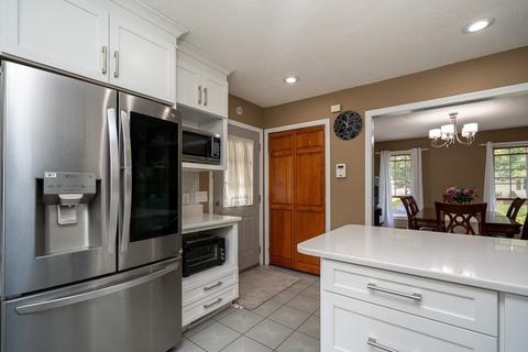 131 Clement St, Springfield, MA 01118 photo 3