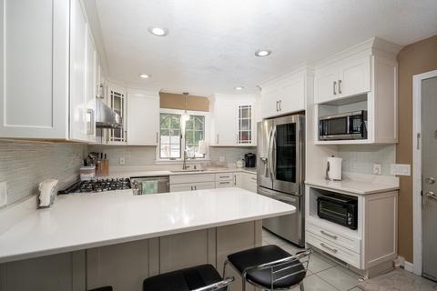 131 Clement St, Springfield, MA 01118 photo 2
