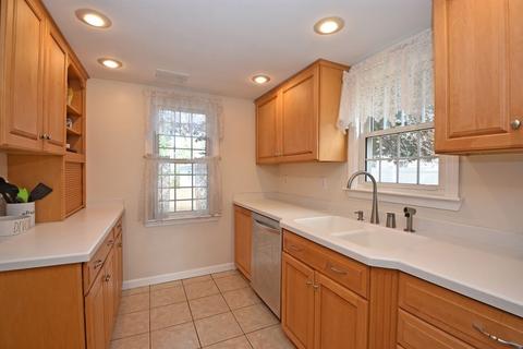 8 Mayflower Cir, Worcester, MA 01606 photo 5