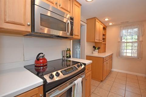 8 Mayflower Cir, Worcester, MA 01606 photo 6