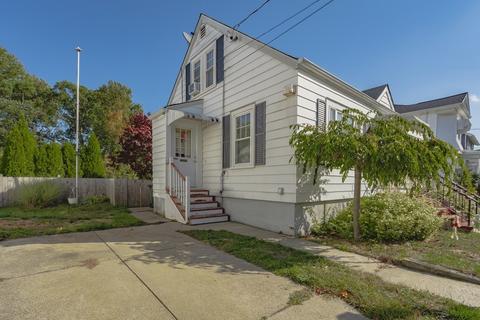 568 Weetamoe St, Fall River, MA 02720 photo 2