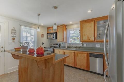 568 Weetamoe St, Fall River, MA 02720 photo 9