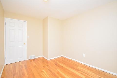 45 Redfern Dr, Springfield, MA 01109 photo 9