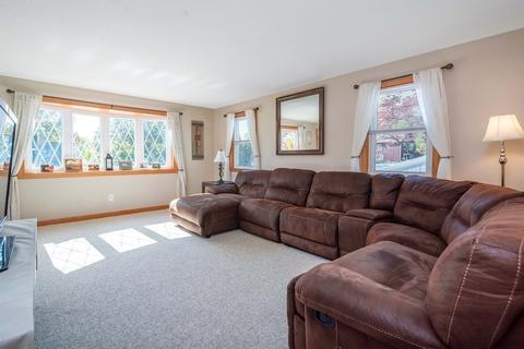 975 Allen St, Springfield, MA 01118 photo 2