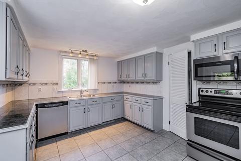 144 Lamont St, Springfield, MA 01119 photo 9