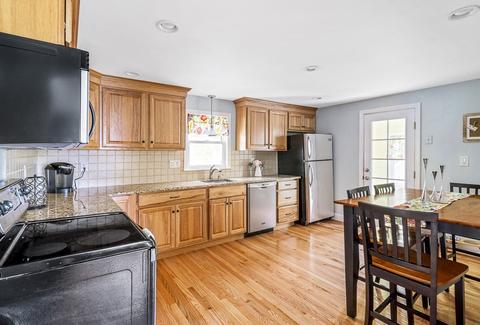 61 Forest St, Stoneham, MA 02180 photo 4