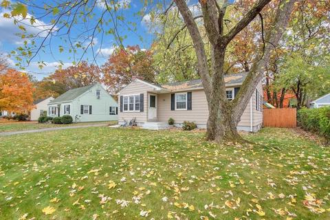 131 Gardens Dr, Springfield, MA 01119 photo 2