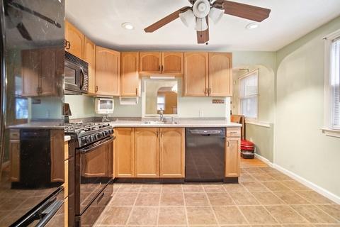18 Strong St, Springfield, MA 01104 photo 4