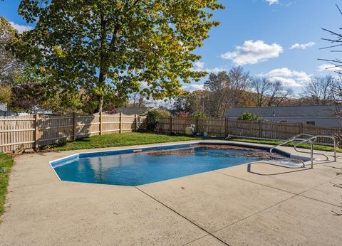 53 Parenteau Ct, Chicopee, MA 01020 photo 2
