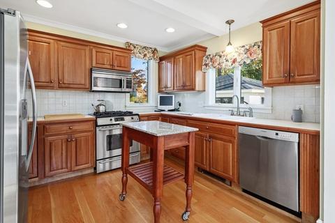 9 Common St, Hingham, MA 02043 photo 4