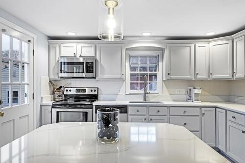23 Porter St, Danvers, MA 01923 photo 2