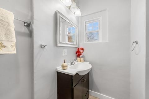 92 Acushnet Ave, Springfield, MA 01105 photo 24