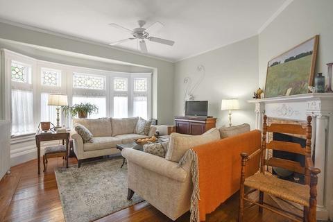 686 Washington St, Brookline, MA 02446 photo 2