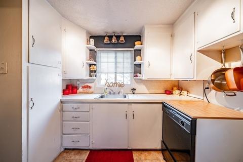 139 Abbott St, Springfield, MA 01118 photo 9