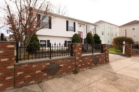 25 Eddy St, Fall River, MA 02723 photo 2