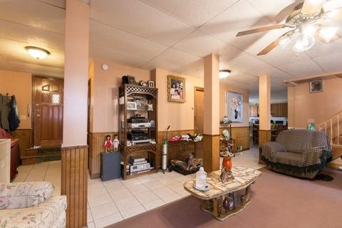 25 Eddy St, Fall River, MA 02723 photo 4
