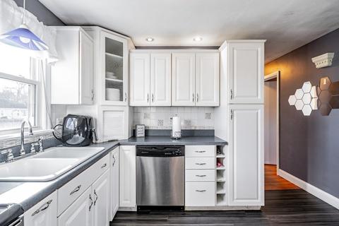 95 Campechi St, Springfield, MA 01104 photo 6