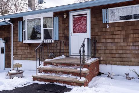 7 Robinson Rd, Beverly, MA 01915 photo 2