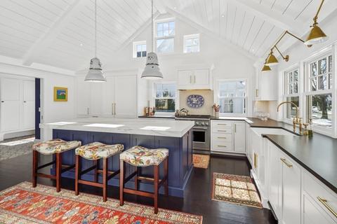 62 School St, Hingham, MA 02043 photo 3