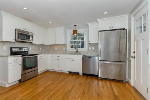 411 Common, Walpole, MA 02081 photo 3