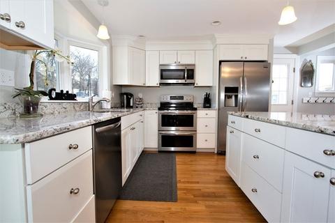 28 Forest St, Danvers, MA 01923 photo 4