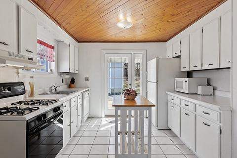 21 Markham Cir, Ayer, MA 01432 photo 2