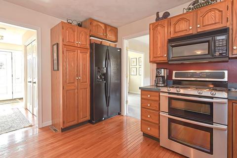 12 Josiah Dr, Upton, MA 01568 photo 3