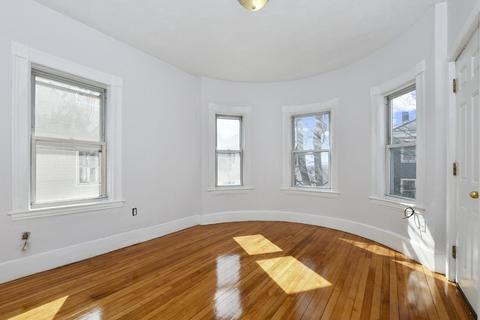 8 Lund St, Worcester, MA 01607 photo 2