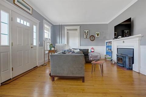 32 Smith St, Marblehead, MA 01945 photo 4