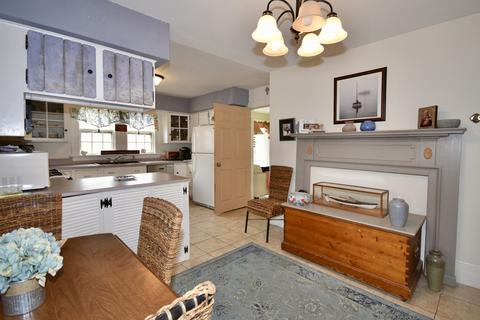 24 Phoenix St, Fairhaven, MA 02719 photo 3