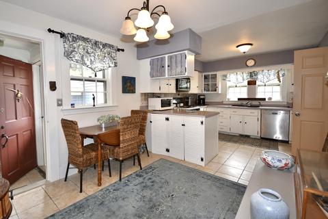 24 Phoenix St, Fairhaven, MA 02719 photo 2
