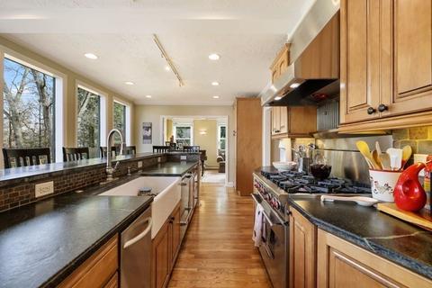43 Overbrook Dr, Wellesley, MA 02482 photo 2