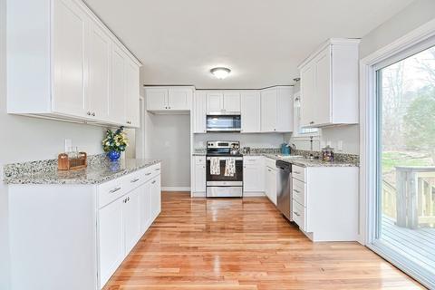 17 Pleasant St, Upton, MA 01568 photo 5