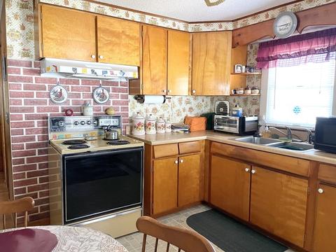 654 Pendleton Ave, Chicopee, MA 01020 photo 9