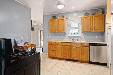 27 Newton St, Everett, MA 02149 photo 4