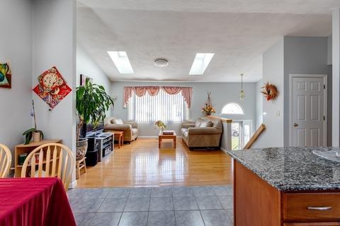 31 Travis St, Worcester, MA 01604 photo 3