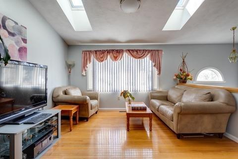 31 Travis St, Worcester, MA 01604 photo 2