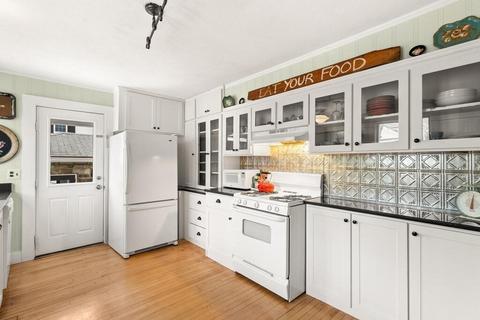 13 Elliott St, Reading, MA 01867 photo 4