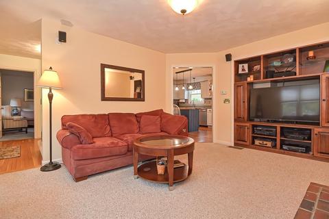 17 Josiah Dr, Upton, MA 01568 photo 3