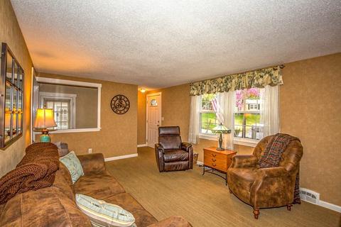 67 Plumtree Cir, Springfield, MA 01118 photo 4