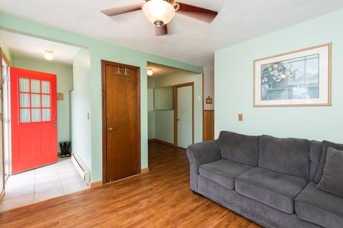 9 Maple St, Gloucester, MA 01930 photo 4