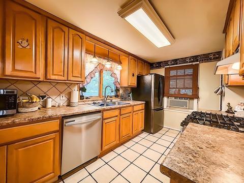 49 Bartels St, Springfield, MA 01128 photo 2