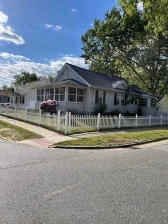 96 Embury St, Springfield, MA 01109 photo 2