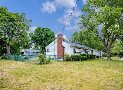 135 Lloyd Ave, Springfield, MA 01119 photo 3